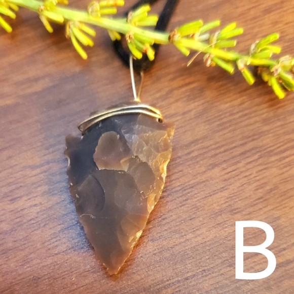 🌿 Natural Stone Arrowhead Necklace 🌿 - Picture 3 of 16